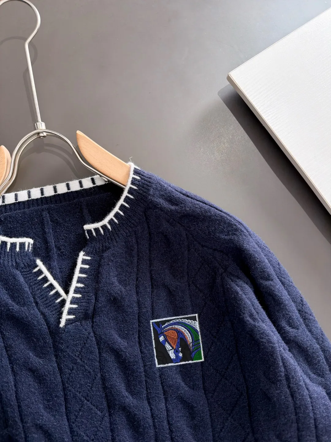 Next day shipping P195 Hermès 2026 Autumn and Winter latest sweater from the official website, now on sale at the counter simultaneously Hot Sale! Specially made of wool blended fabric. It feels comfortable and can be directly in contact with the skin. The logo badge is exquisitely embroidered, which is extremely eye-catching! The details highlight the fashionable charm of big brands. Exquisite workmanship. Three-dimensional cutting style. The wearing effect is invincible and handsome! All three standards are complete! Sizes:M-3XL